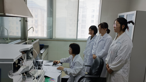 图2 带教老师讲解检测流程和细节.png 图2 带教老师讲解检测流程和细节.png